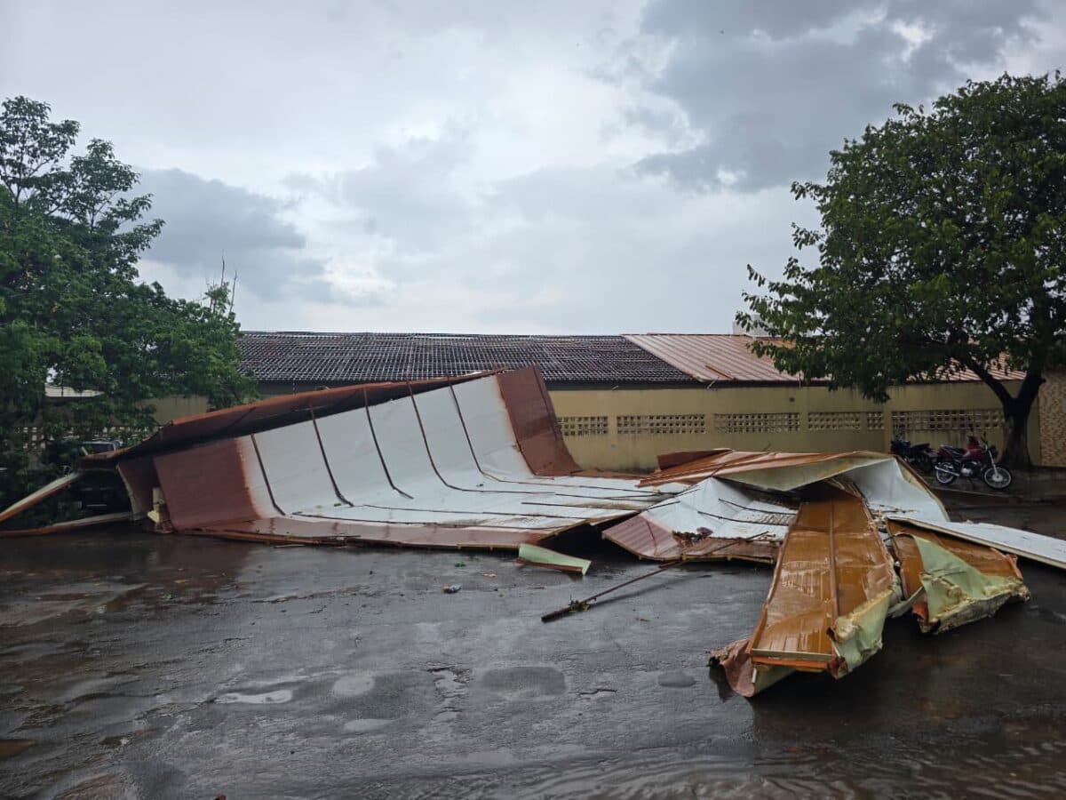 Chuva e ventania arrancam parte do telhado da UFOB; não houve feridos