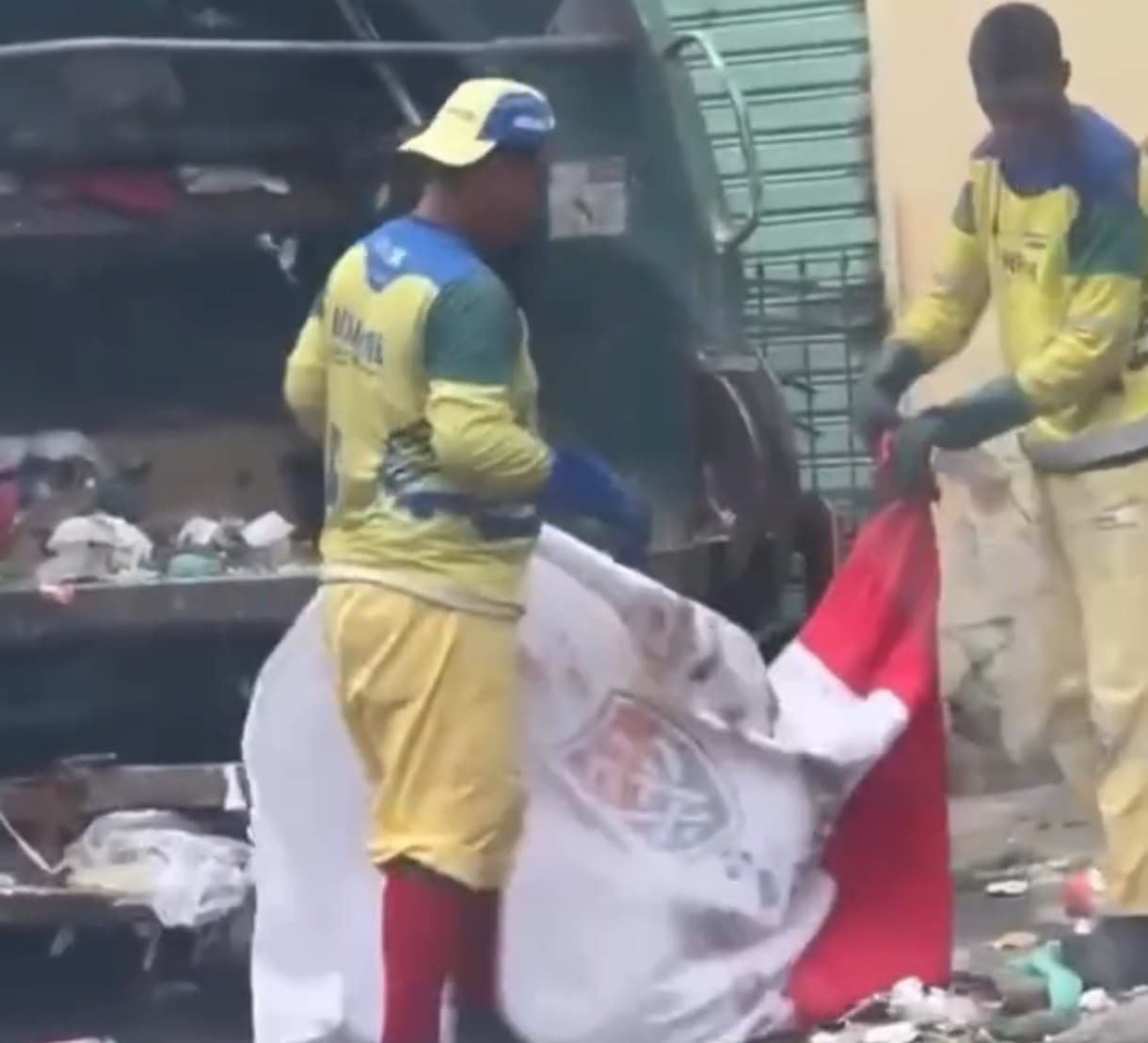 Garis em Salvador utilizam bandeira do Vitória para catar lixo nas ruas