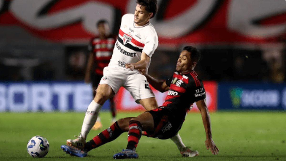 São Paulo empata com Flamengo em Santos e impede liderança do Brasileiro