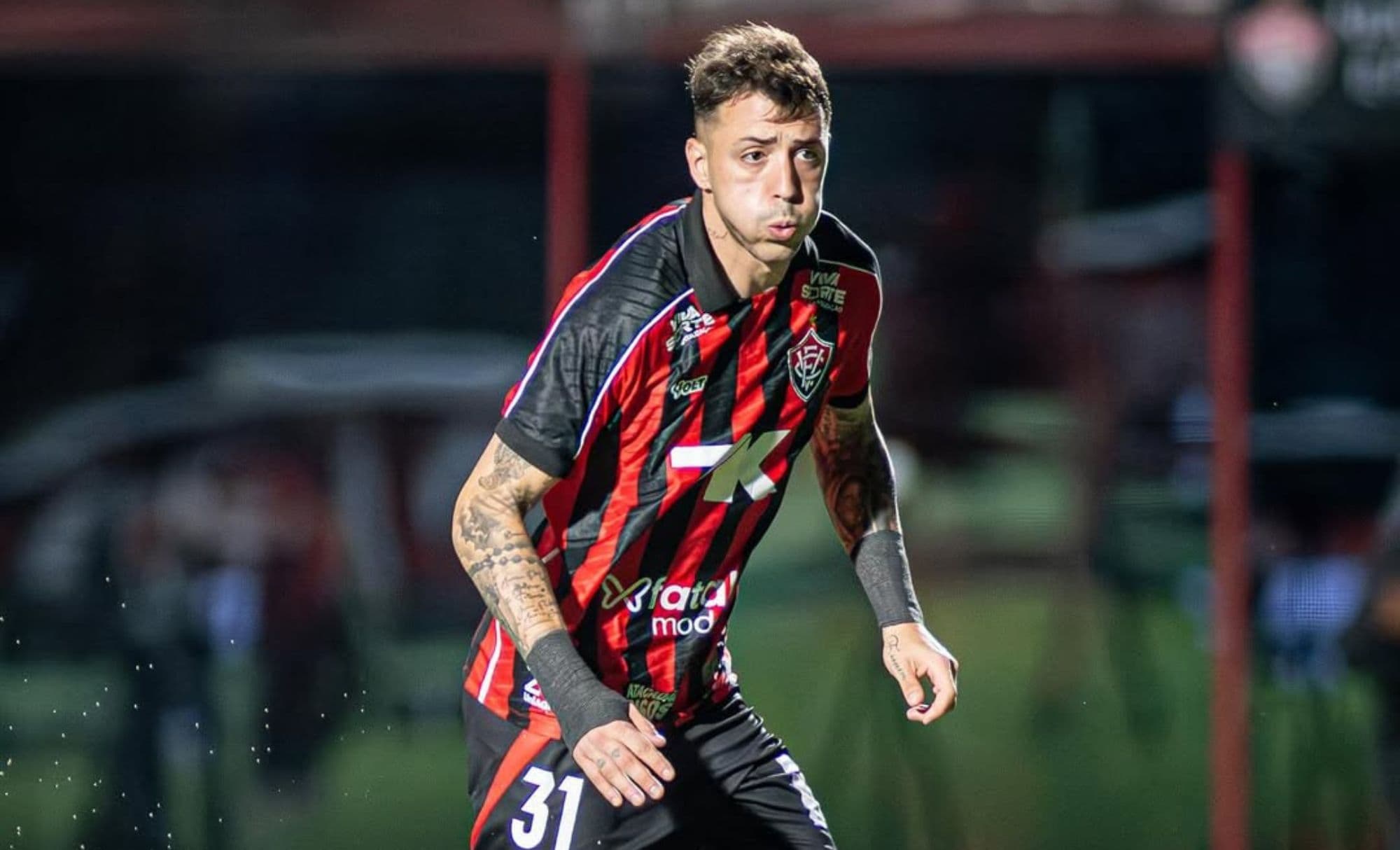 Renzo López comemora primeira titularidade no Vitória na Série A do Brasileirão