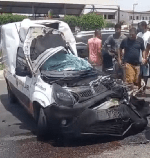 Colisão entre carreta e carro deixa uma pessoa morta na BR-116, Santa Bárbara, BA