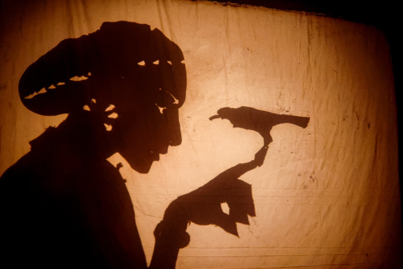 Espetáculo Rainha Vashti estreia em Salvador com teatro de sombras em 13 de novembro