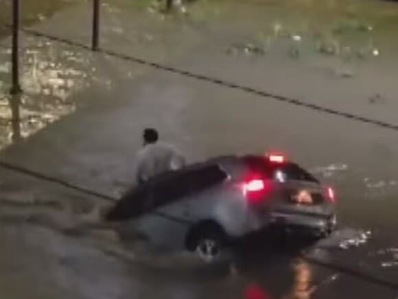 Enfermeiro é resgatado após carro submergir em chuvas intensas em Vitória da Conquista, BA