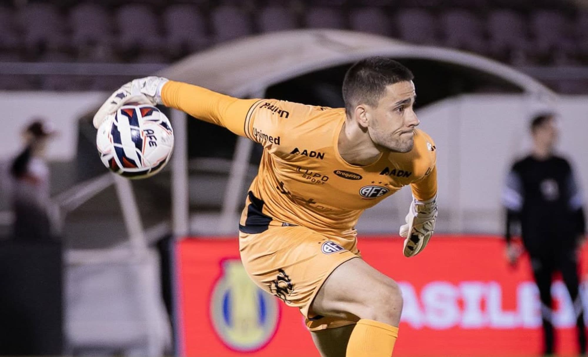 Dênis Júnior do Bahia enfrenta rebaixamento da Ferroviária na Série B