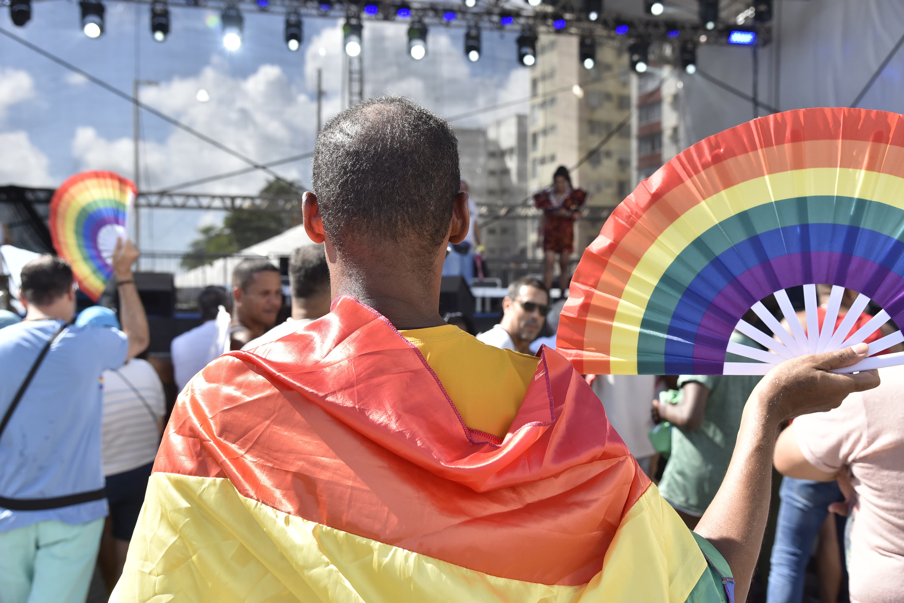 Governo da China solicita remoção de aplicativos de namoro LGBTQIAPN+