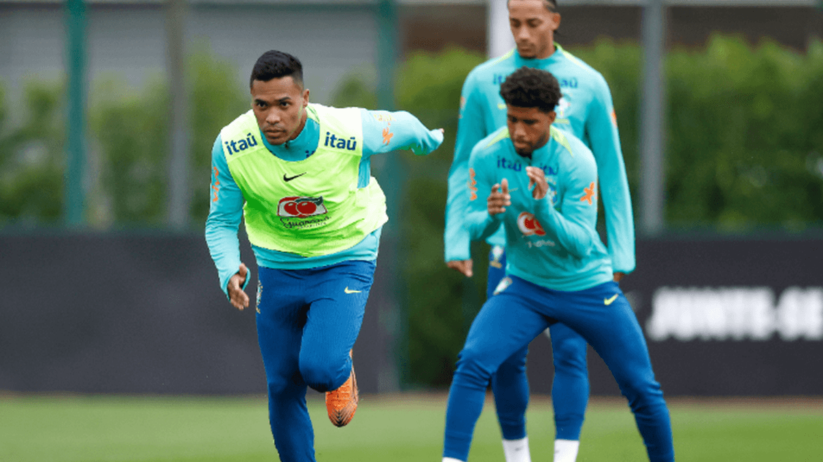 Alex Sandro celebra confiança de Ancelotti para amistosos da Seleção Brasileira