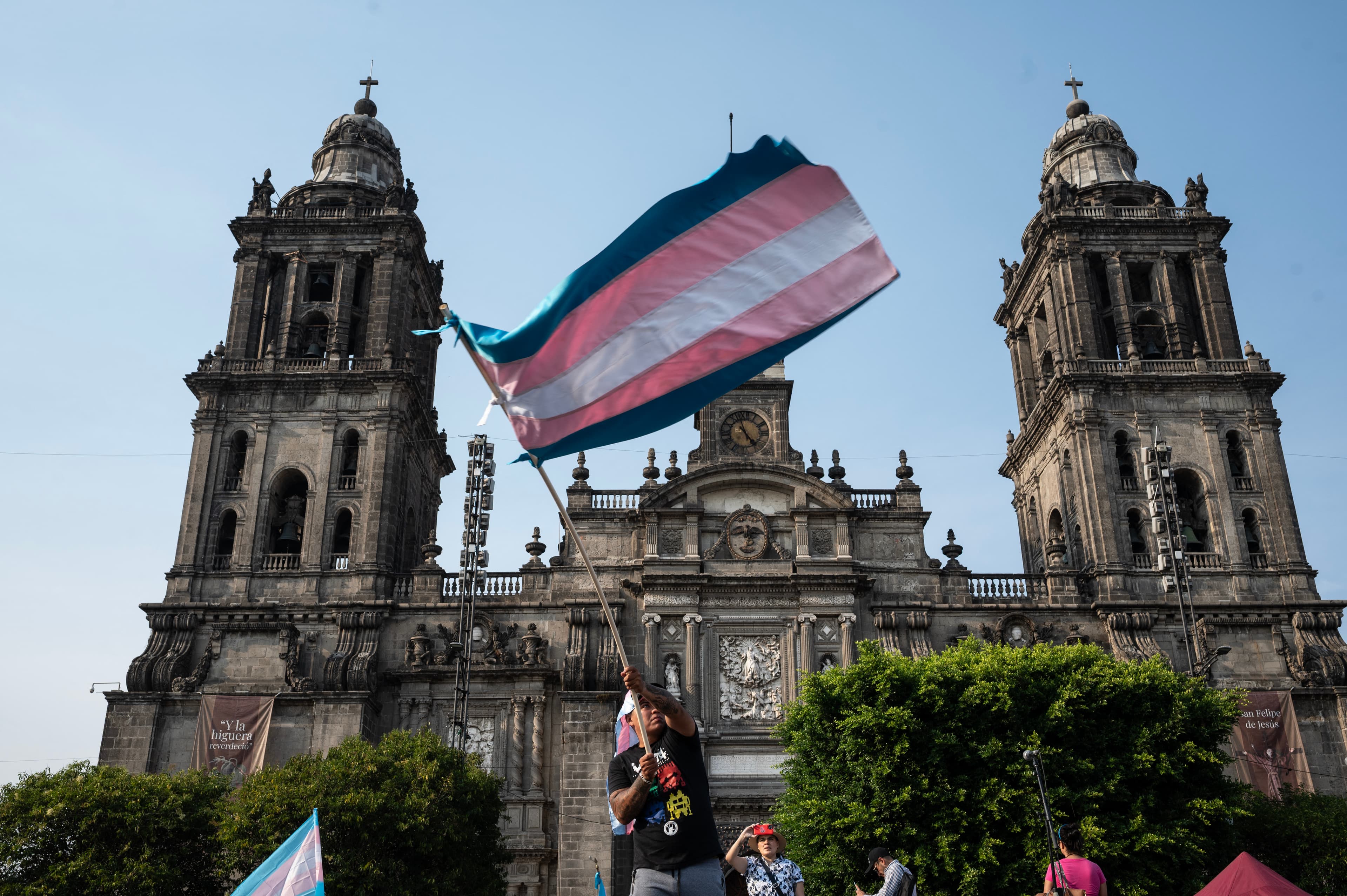 Projeto que proíbe cartazes sobre crianças trans é aprovado na CCJ em Salvador