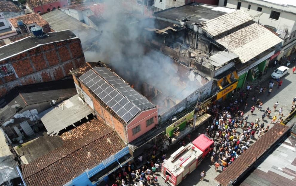 Incêndio destrói lojas e mobiliza bombeiros em Ubatã, Bahia, mas sem feridos