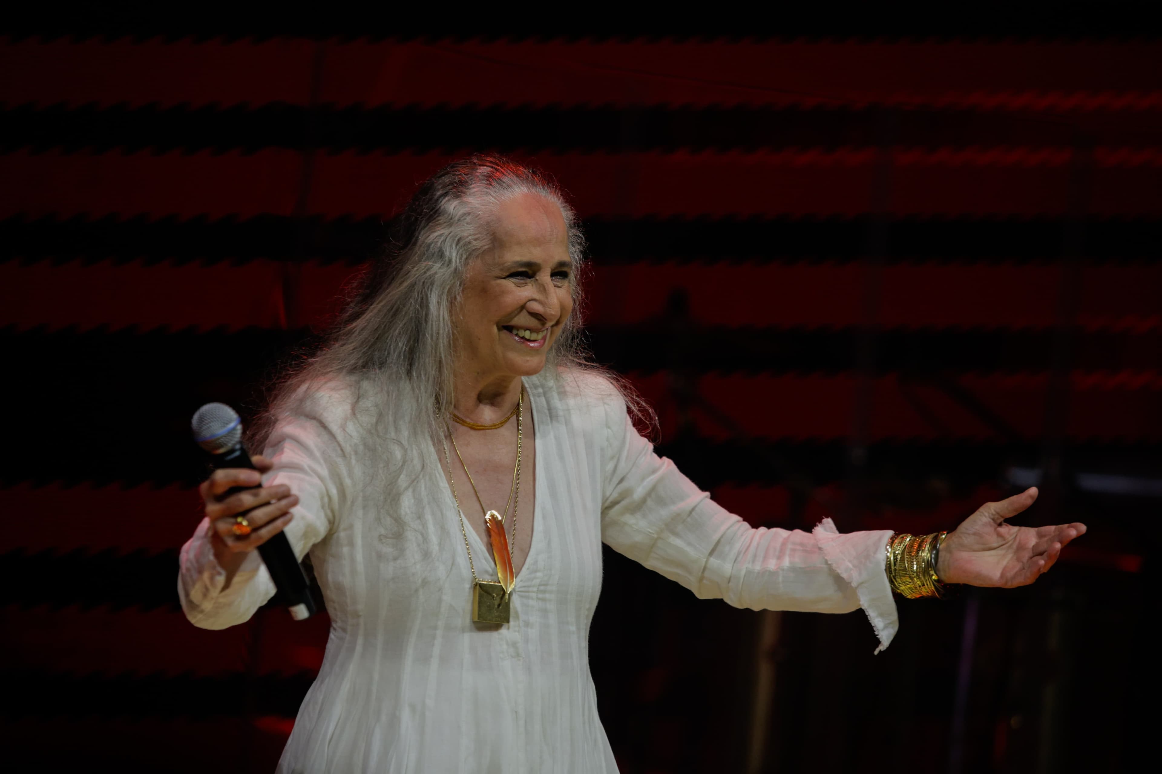 Maria Bethânia inicia turnê de 60 anos em Salvador com show esgotado e repertório variado
