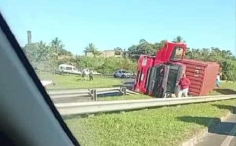 Caminhão tomba em Dias d’Ávila, Bahia, e carga é saqueada por moradores