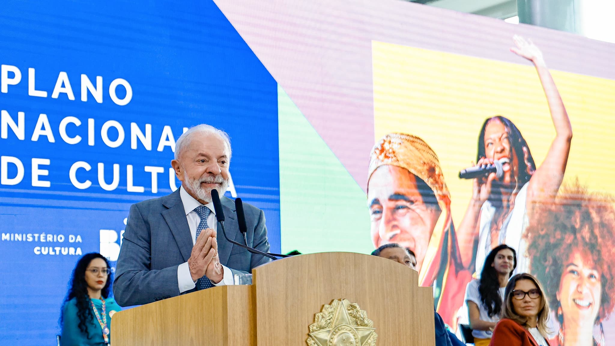 Lula sanciona lei n.º 15.263/2025 que proíbe linguagem neutra na administração pública