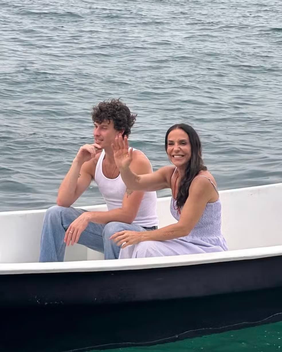 Shawn Mendes e Ivete Sangalo passeiam de barco em Salvador, Bahia