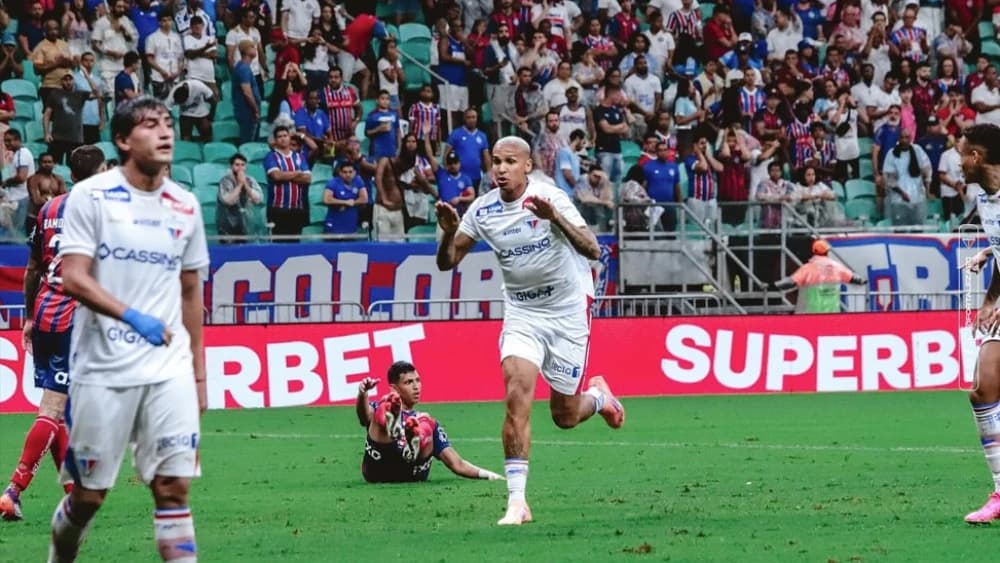Deyverson explica comemoração de 'sardinha' após gol do Fortaleza contra o Bahia