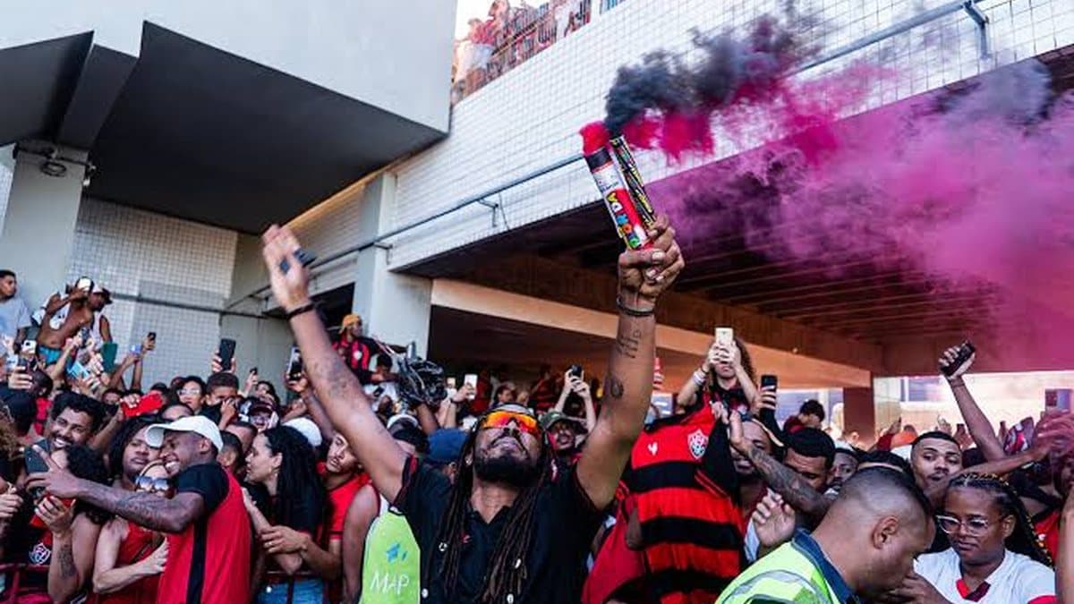 Aeronego da torcida Os Imbatíveis do Vitória antes de enfrentar o Sport em Recife