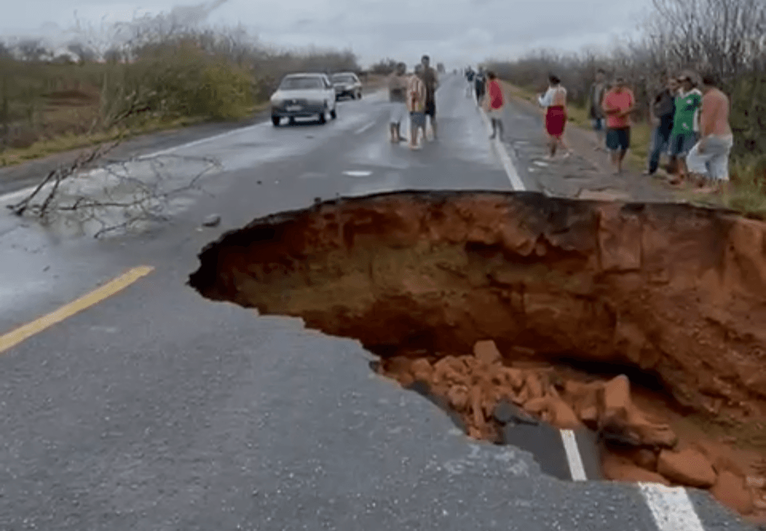 Trecho da BR 116 cede e interdição ocorre entre Araci e Tucano, Bahia