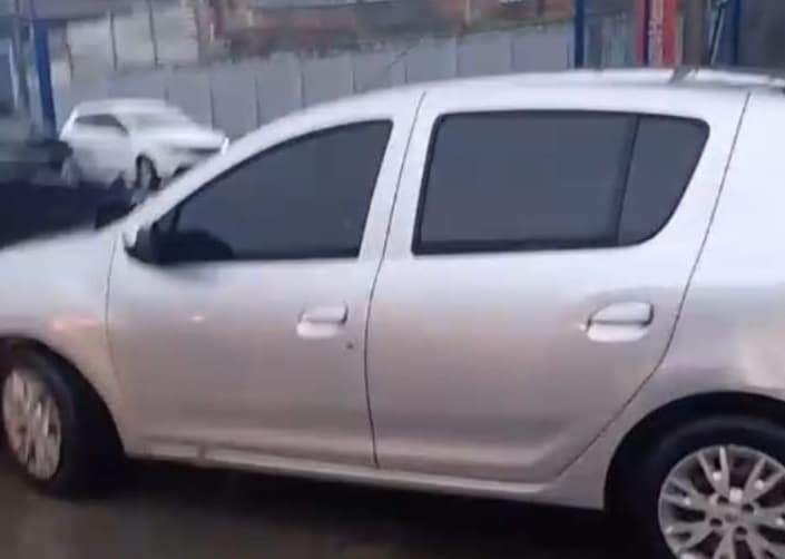 Casal com marcas de tiros é encontrado morto dentro de carro em Simões Filho, BA