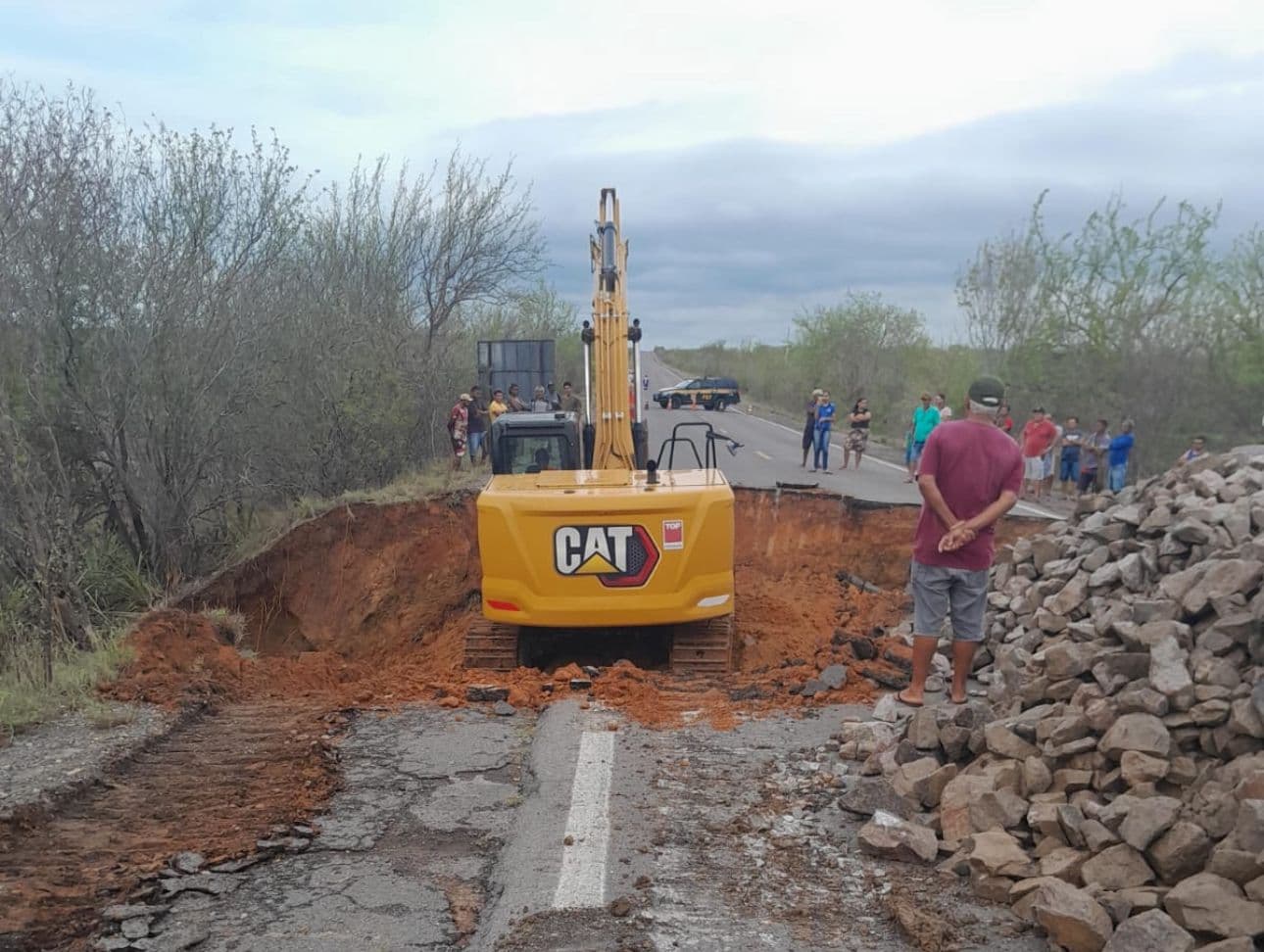 Trecho da BR-116 Norte entre Araci e Tucano deve ser liberado hoje após reparos