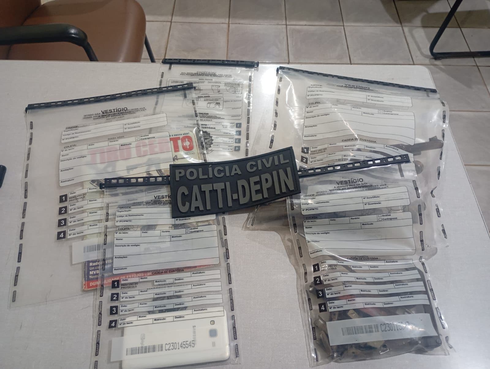 Homem de 47 anos é preso na Bahia por descumprir Lei Maria da Penha e operar oficina de armas