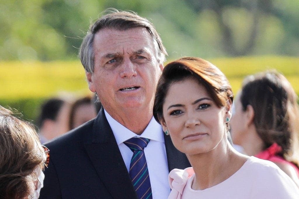 Moraes autoriza visita de Michelle a Jair Bolsonaro em Brasília, mas veta filhos