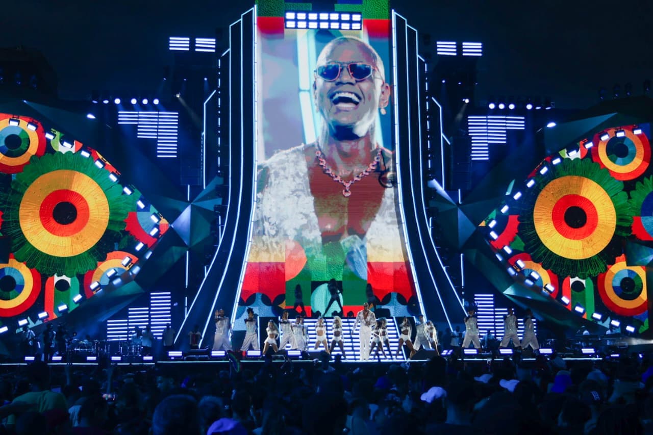 Show de Léo Santana com três horas de atraso irrita público em Salvador