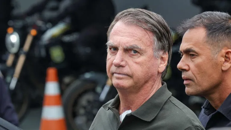 Defesa de Bolsonaro pede prisão domiciliar humanitária após prisão