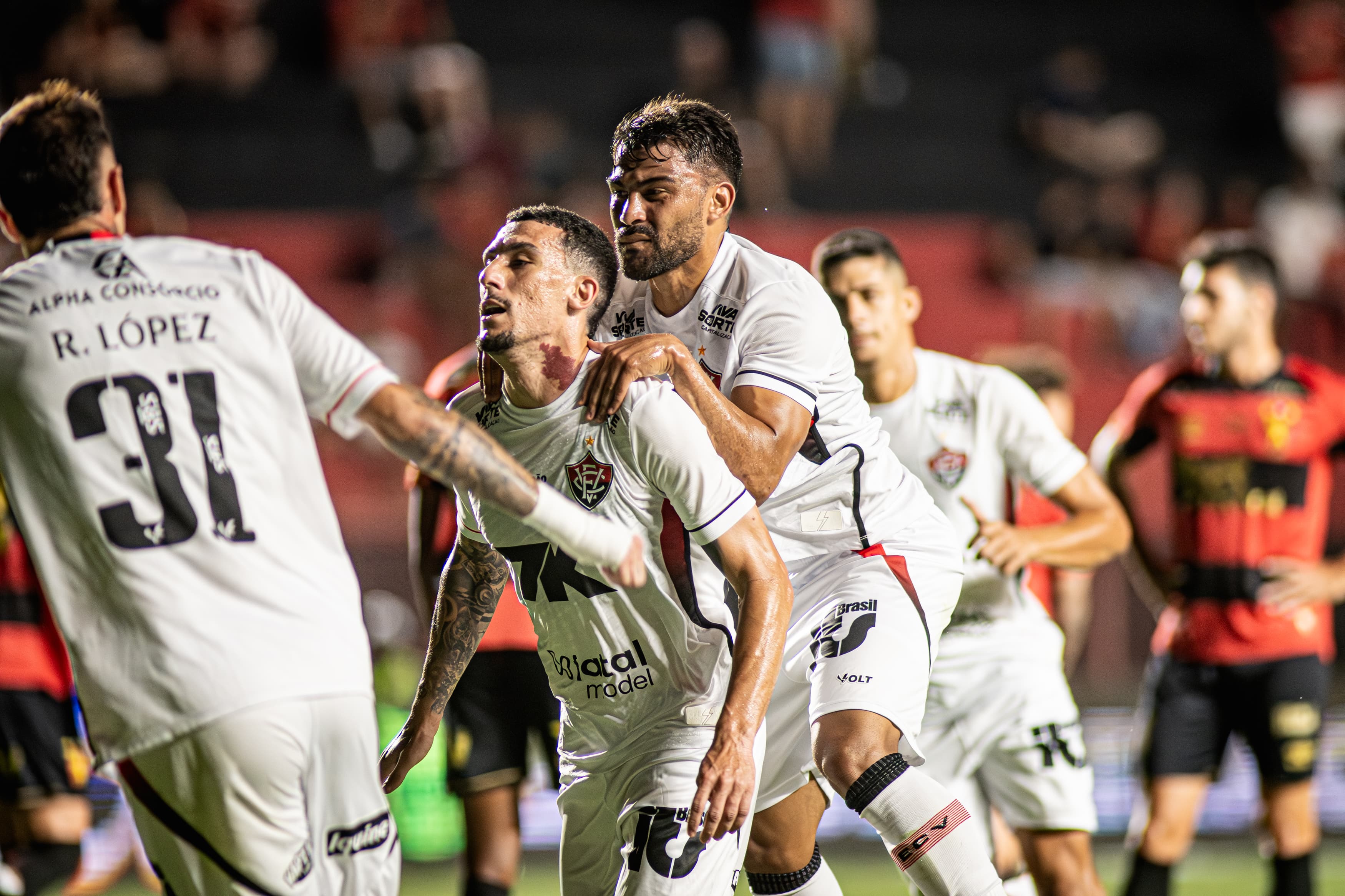Vitória vence e afasta rebaixamento; Vasco e Ceará entram na briga