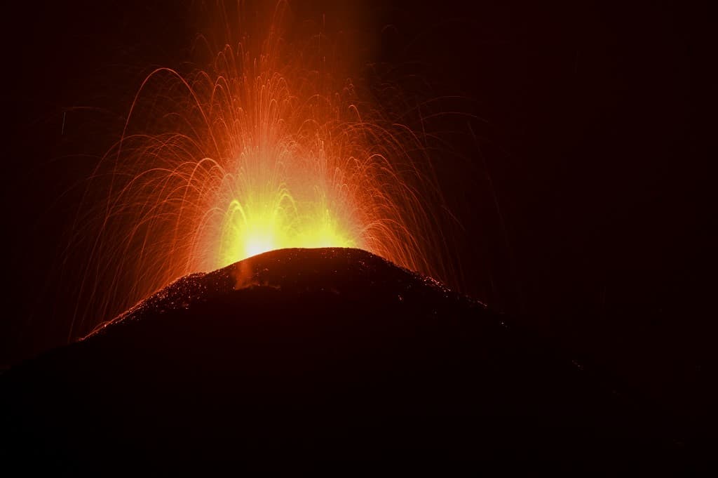 Vulcão Hayli Gubbi entra em erupção após 12 mil anos na Etiópia, lançando cinzas a 14 km