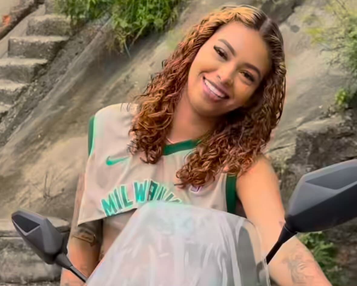 Maria Eduarda, a 'Japinha do CV', aparece com moto de R$ 30 mil após polêmica