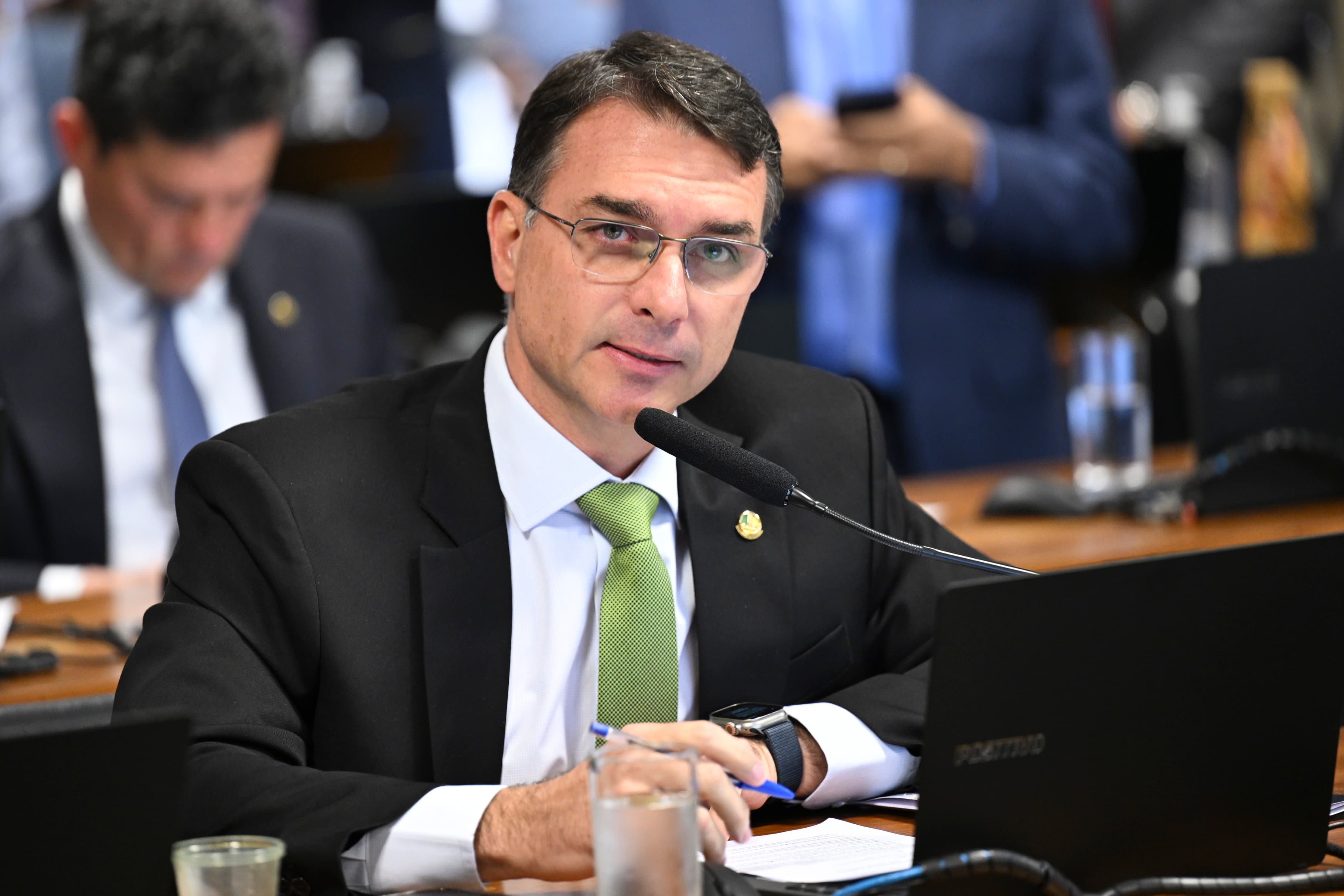 Flávio Bolsonaro reavalia anistia e prioriza dosimetria na Câmara dos Deputados