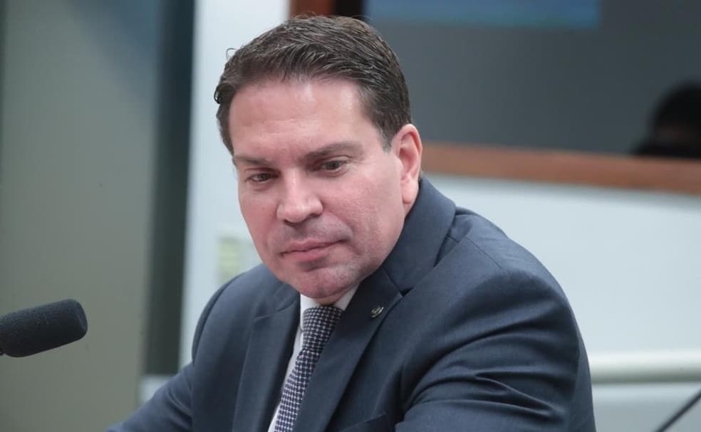 Deputado Alexandre Ramagem, foragido em Miami, pode ser incluído na Interpol