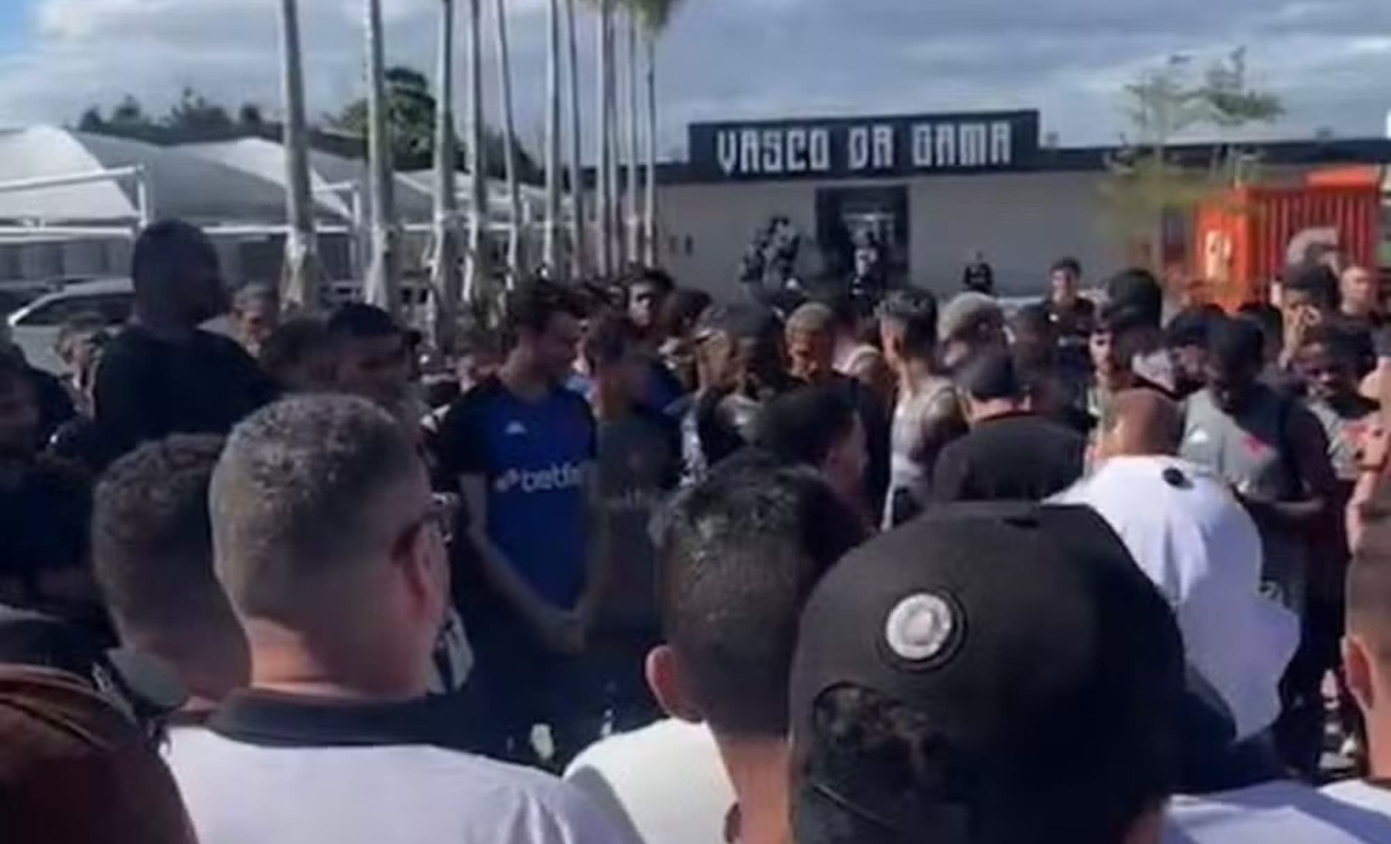 Protestos da torcida do Vasco após derrota para o Bahia afundam equipe no Brasileirão