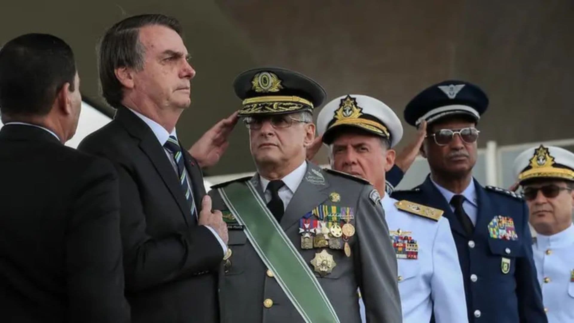 Bolsonaro preso por golpe de Estado pode perder patente de capitão do Exército