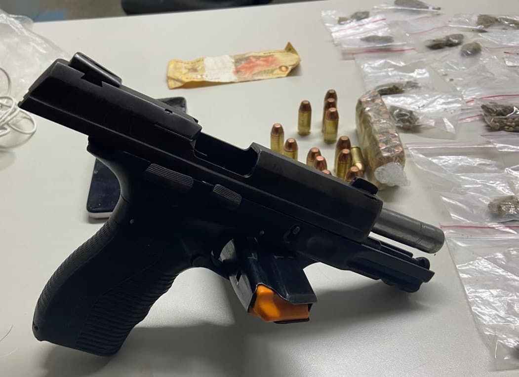 PM liberta refém após negociação e prende dois por tráfico em Pernambués, Salvador