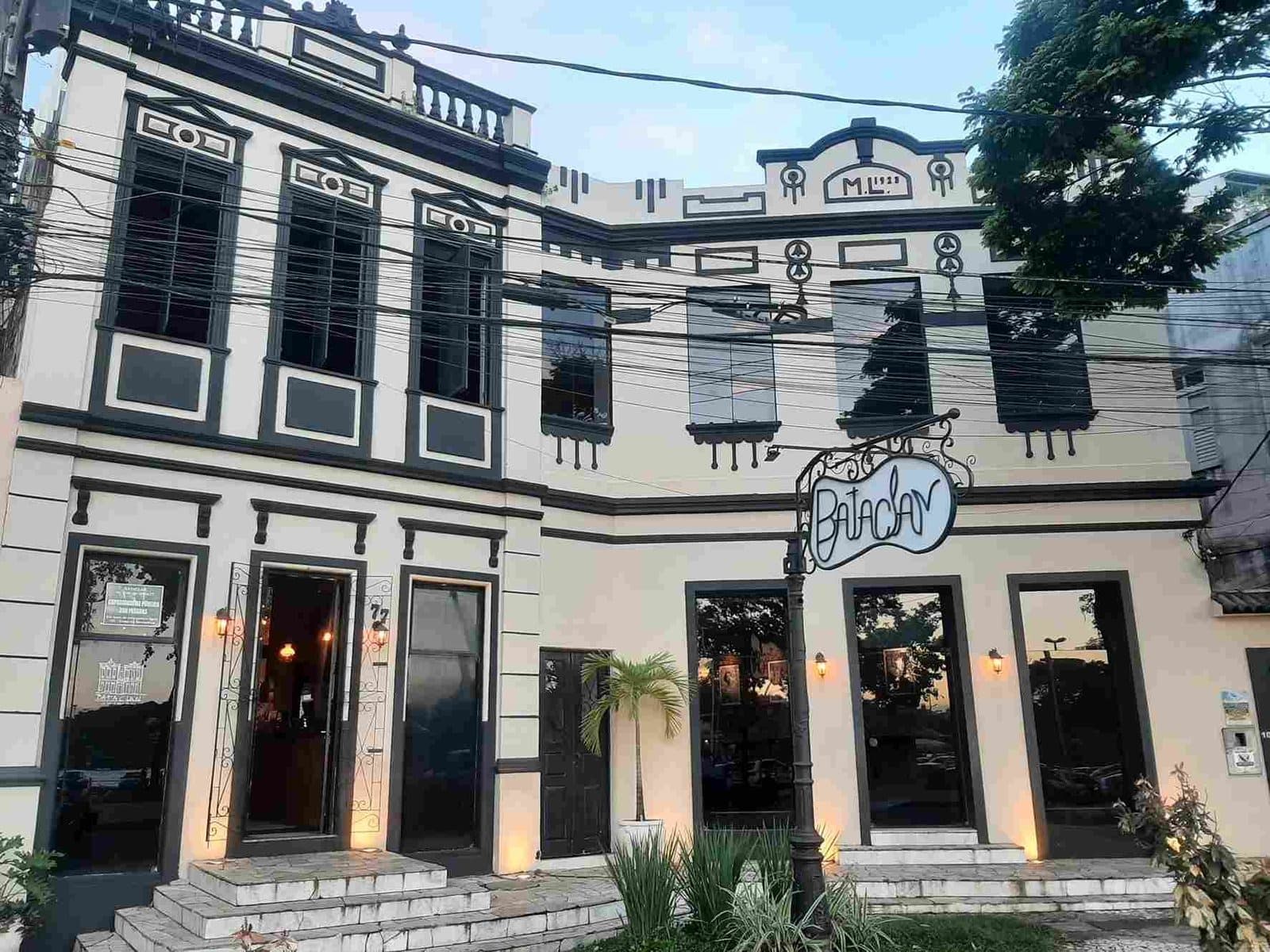 Turistas exploram locais de Jorge Amado em Ilhéus, Bahia, e vivenciam sua obra