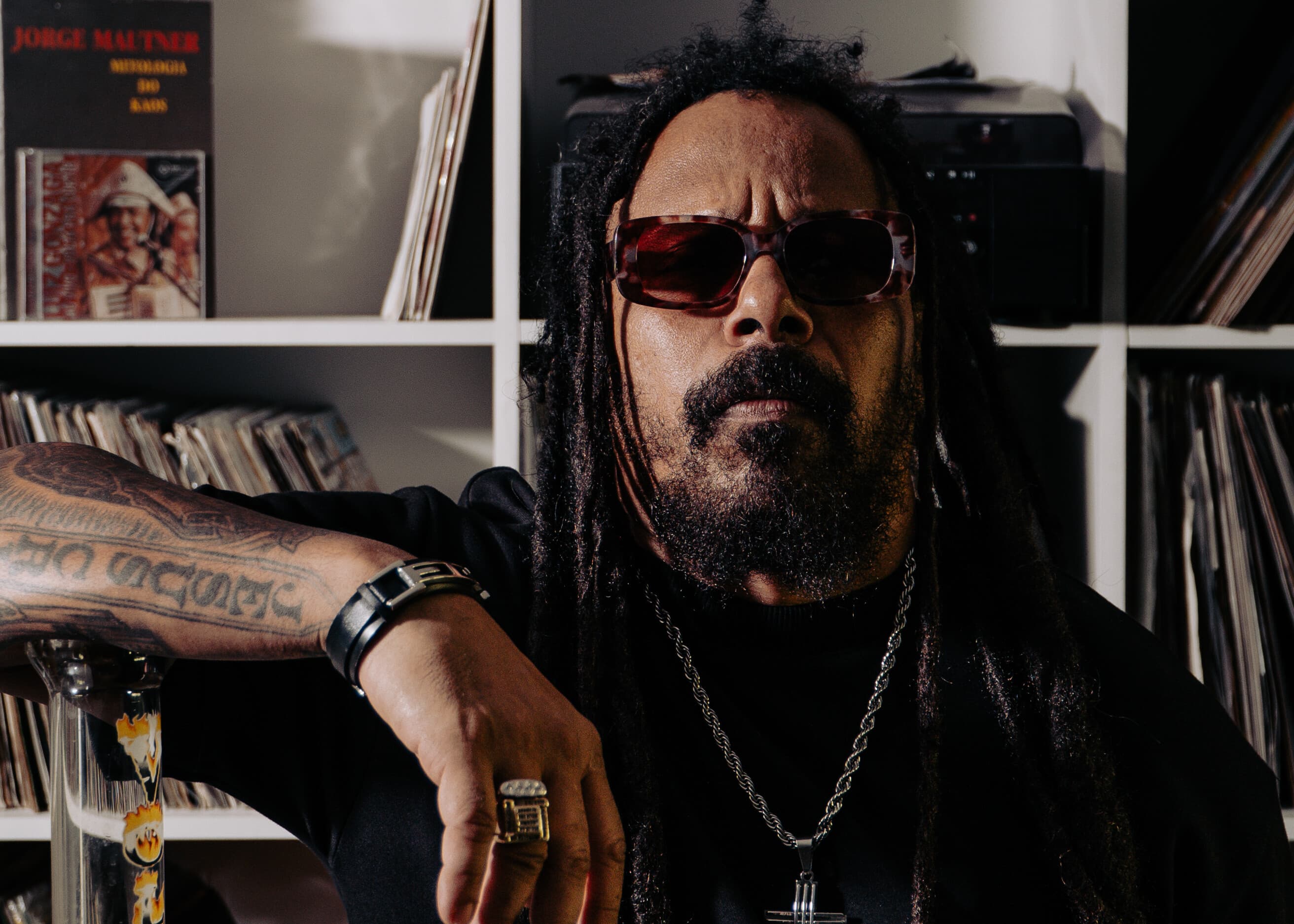 Marcelo Falcão lança 'O Legado', homenageando Chorão e acolhendo novos artistas