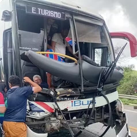 Ônibus da torcida do Fortaleza colide com carreta na Bahia; passageiros ilesos