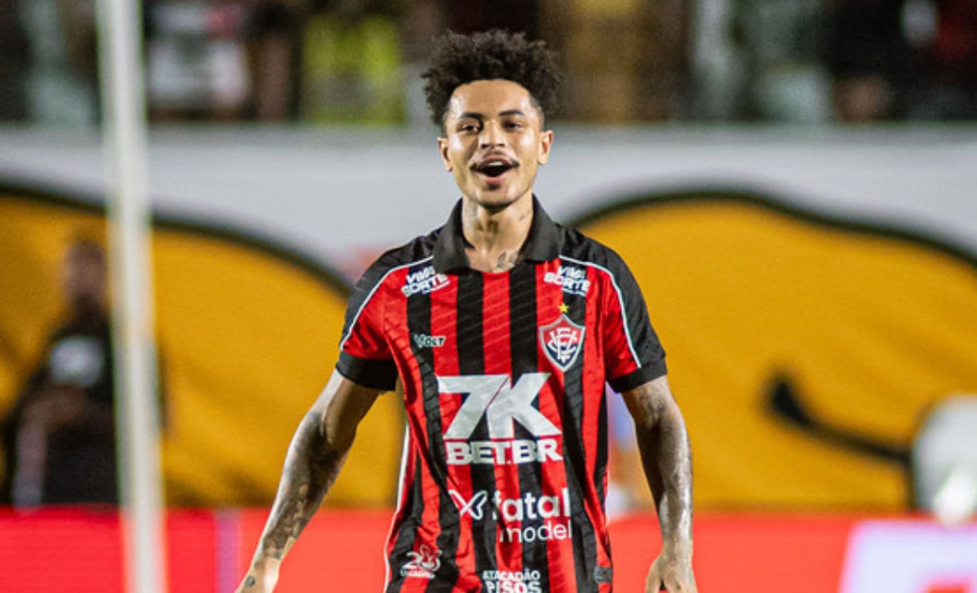 Matheuzinho marca gol importante e homenageia filho no Vitória