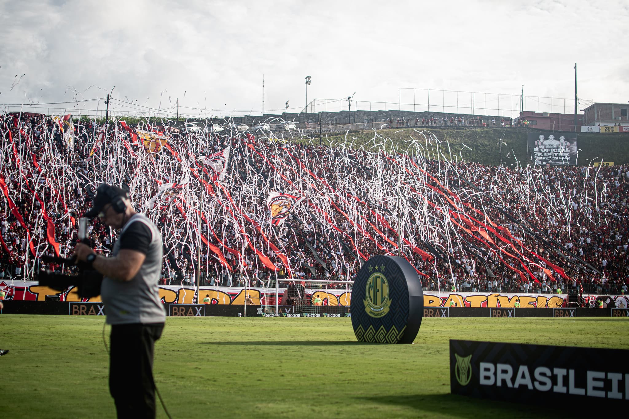 Torcedor vive desespero e tumulto na entrada do Barradão em Salvador