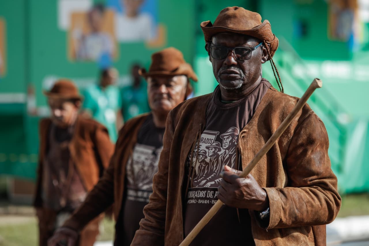 Roupas de couro garantem proteção aos vaqueiros na Caatinga baiana