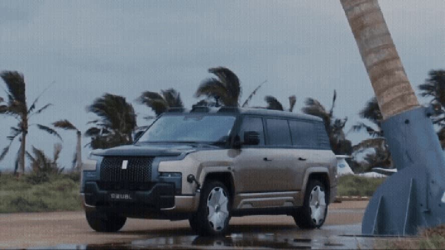 Yangwang U8L da BYD enfrenta teste de resistência com queda de palmeira