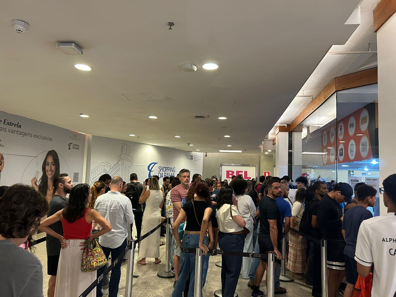 Venda de ingressos para show do Guns N' Roses gera filas em Salvador, Bahia