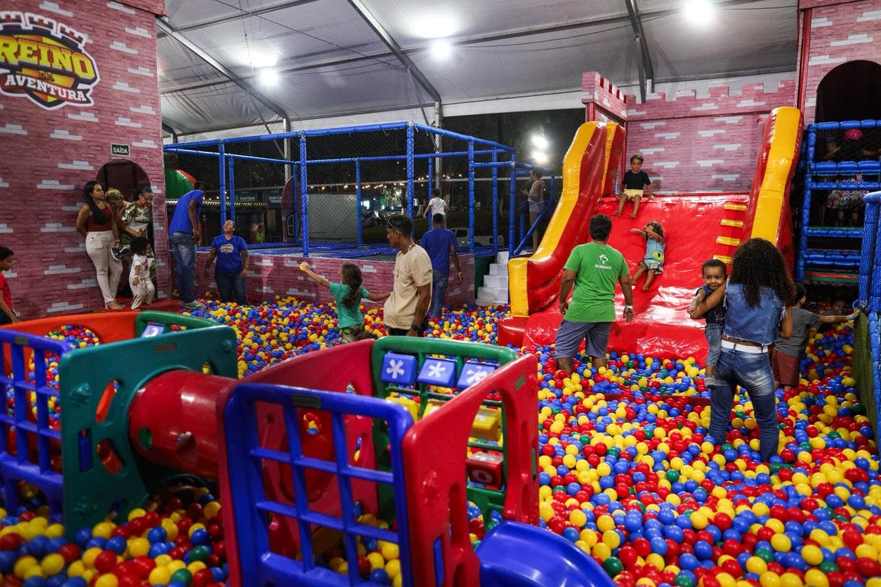 Parque inflável de 1.000 m² encanta crianças na Fenagro em Salvador, Bahia