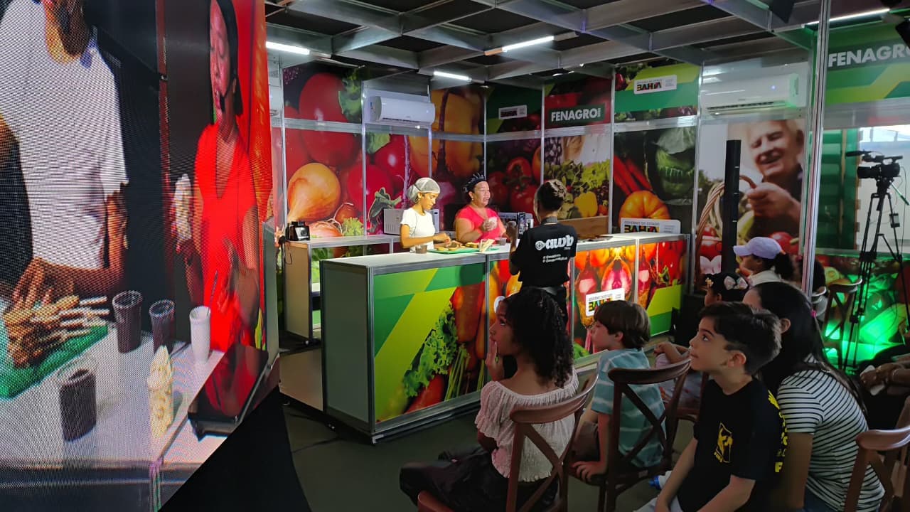 Fenagro 2025 promove oficina de pirulitos de chocolate para crianças na Bahia