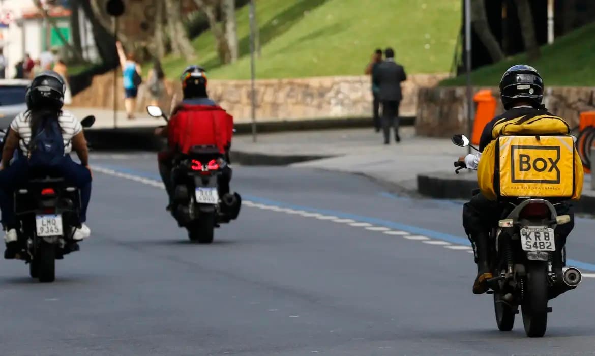 Governo Lula discute piso salarial de R$ 10 para entregadores de aplicativo