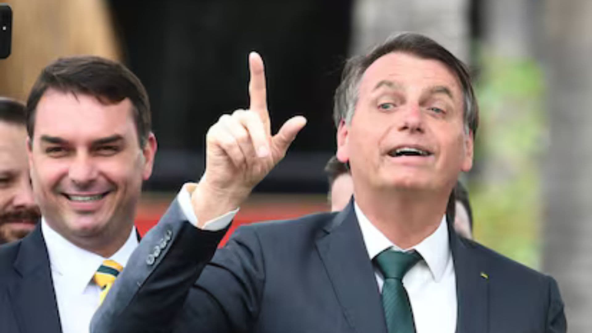 Flávio Bolsonaro revela plano para libertação de Jair Bolsonaro em troca de candidatura à presidência
