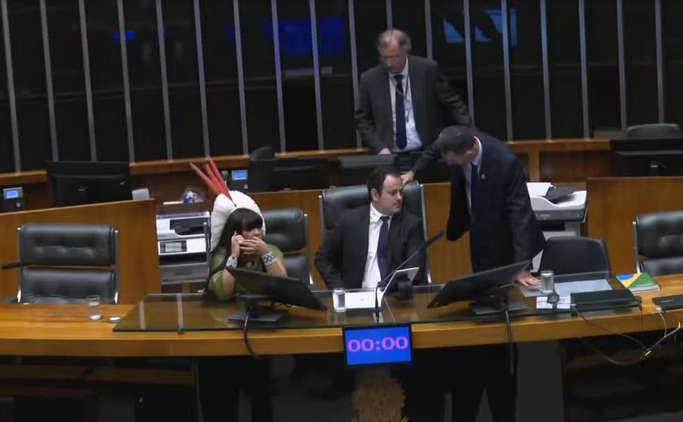 Deputado Glauber Braga é retirado da presidência da Câmara durante protesto