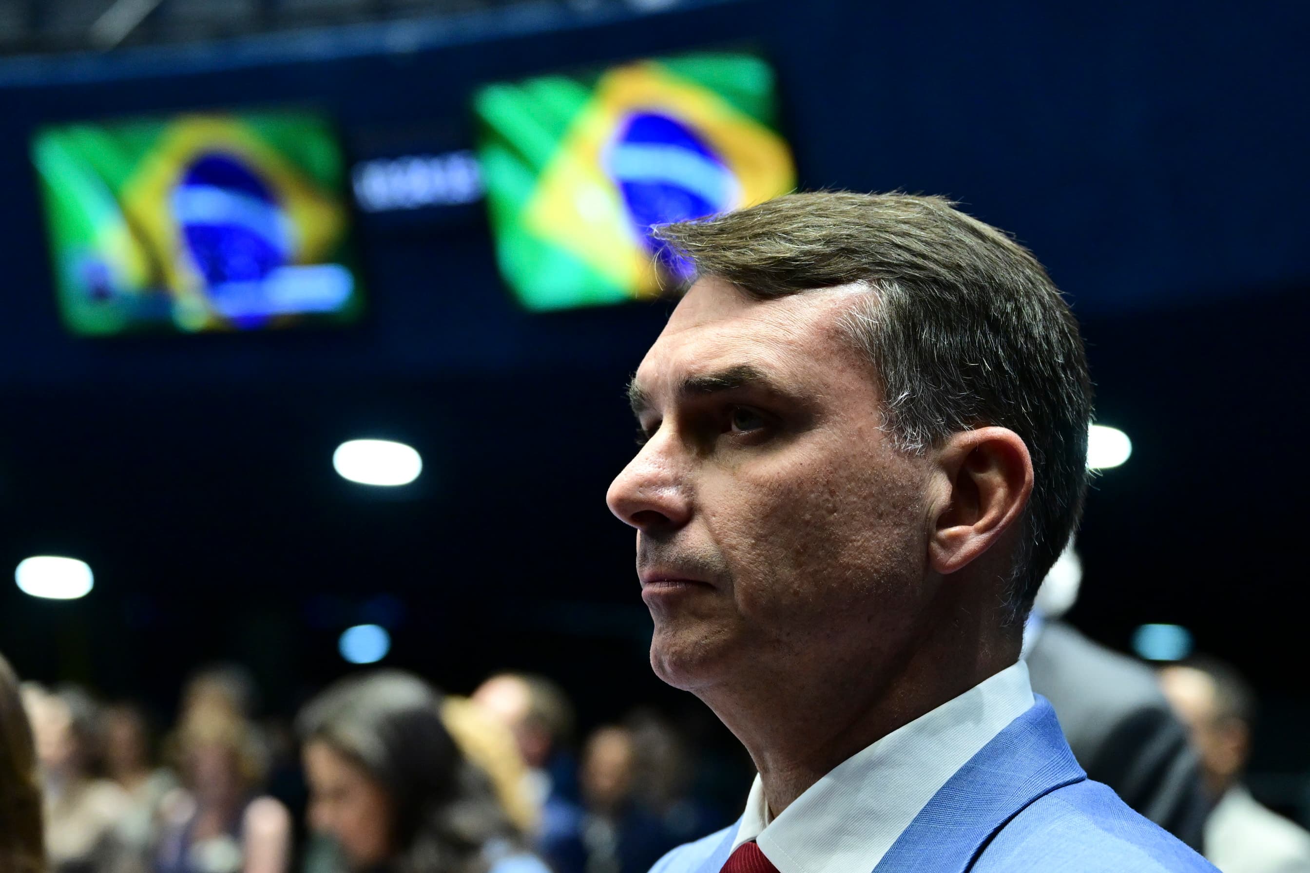 Flávio Bolsonaro considera mulher na vice para atrair voto feminino em eleições