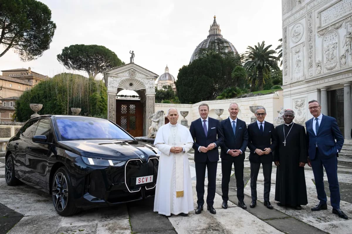 Papa Leão XIV recebe novo SUV elétrico BMW iX xDrive60 em Roma