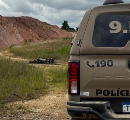Corpo carbonizado amarrado a motocicleta em Ipiaú, BA, levanta suspeitas de crime