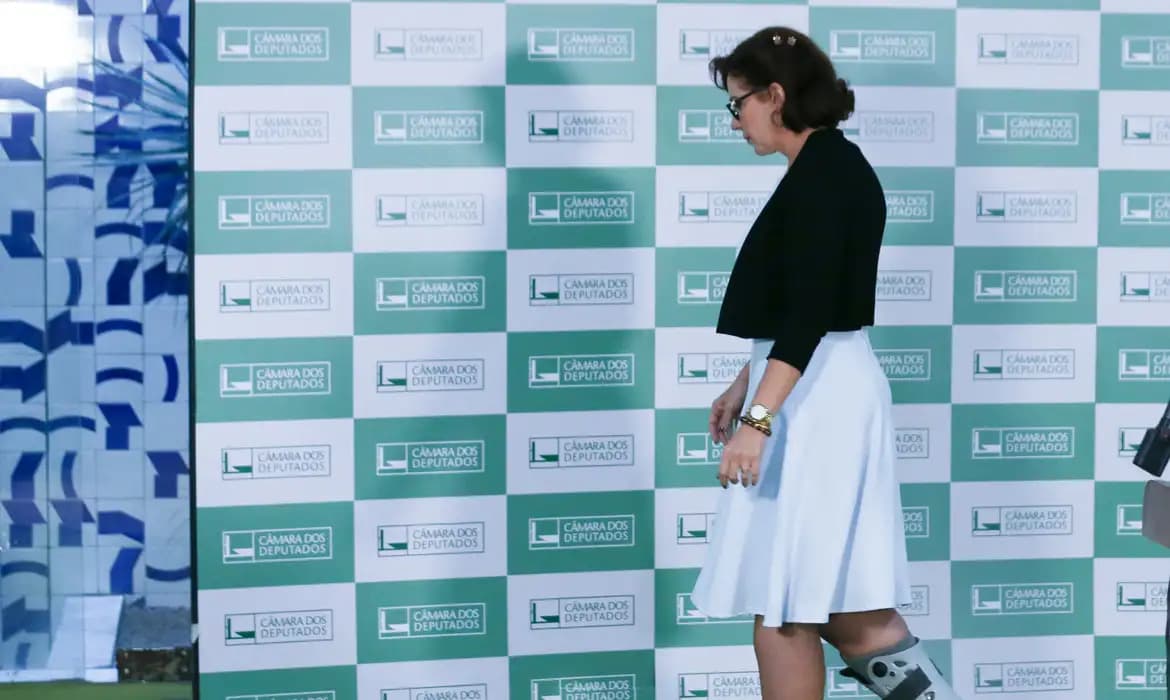 Moraes cassa mandato de Carla Zambelli, detida na Itália, com decisão do STF